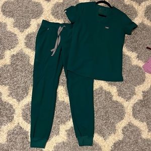 Figs scrubs Zamora jogger pants in XS and Catarina one pocket top in XS.